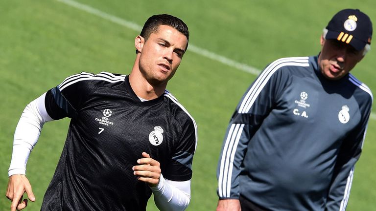 Real Madrid's Portuguese forward Cristiano Ronaldo (L) jogs past Real Madrid's Italian coach Carlo Ancelotti