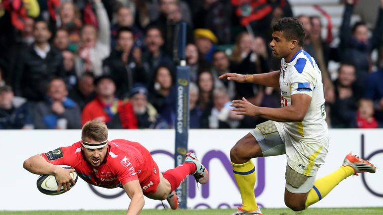 LONDON, ENGLAND - MAY 02:  Drew Mitchell of Toulon dies past Wesley Fofana of Clermont to score his team's second try during the European Rugby Champions C