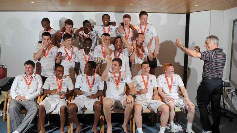 The England team and coach John Peacock with the UEFA Under-17 Championship trophy in 2010. Includes Jack Butland, Ross Barkley etc (Credit: SportsFile)