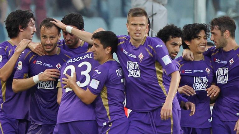 Alberto Gilardino (2nd-L) with his teammates of ACF Fiorentina celebrates after scoring the team's second goal