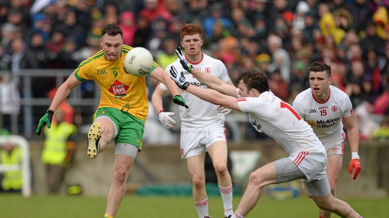 Barry Tierney attempts to block Martin McElhinney's shot