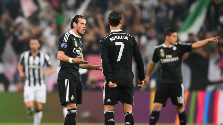 TURIN, ENGLAND - MAY 05:  Gareth Bale and Cristiano Ronaldo of Real Madrid CF lin discussion as Alvaro Morata of Juventus scores their first goal during th