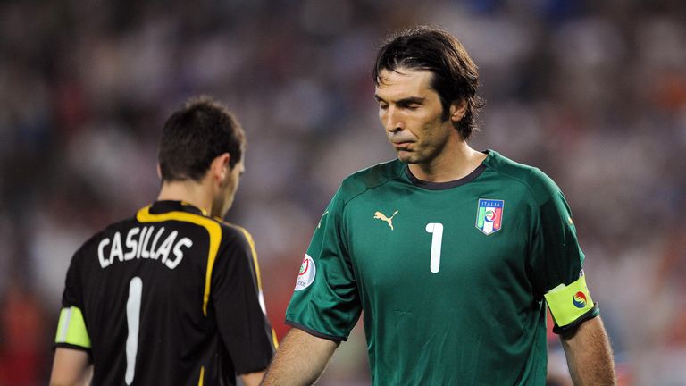 Italian goalkeeper Gianluigi Buffon (R) walks by Spanish goalkeeper Iker Casillas during the penalty shootouts at the Euro 2008 Championships quarter-final