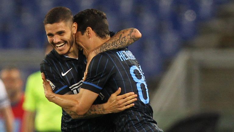 Anderson Hernanes (R) with his teammate Mauro Icardi of FC Internazionale Milano celebrates