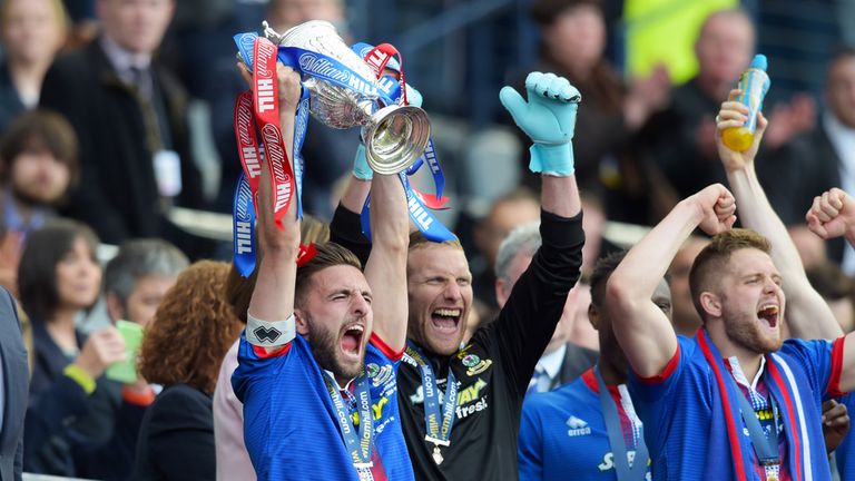 Inverness captain Graeme Shinnie lifts the William Hill Scottish Cup