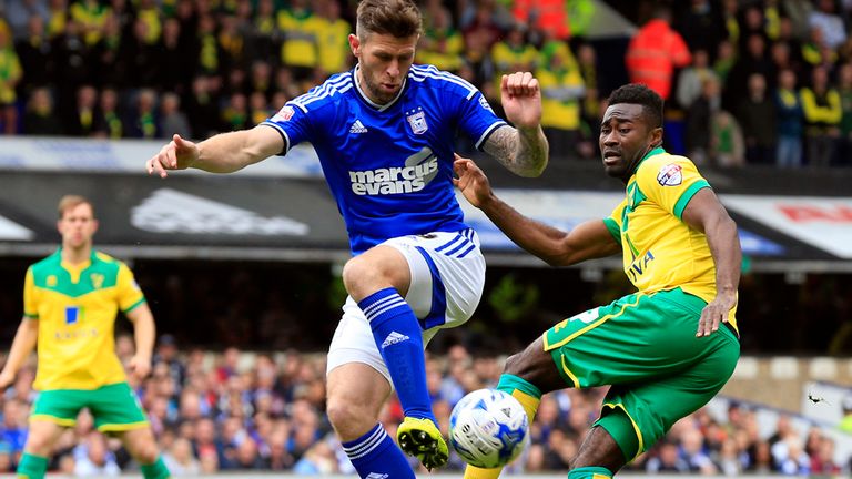 Ipswich's Daryl Murphy (left) and Norwich's Alex Tettey (right) during the Sky Bet Championship, Play Off Semi Final, First Leg at Portman Road, Ipswich.
