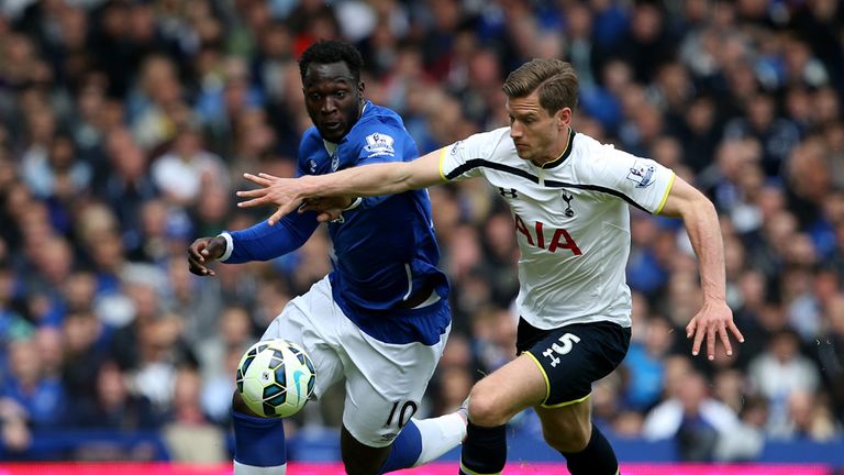 Romelu Lukaku looks to run away from Jan Vertonghen