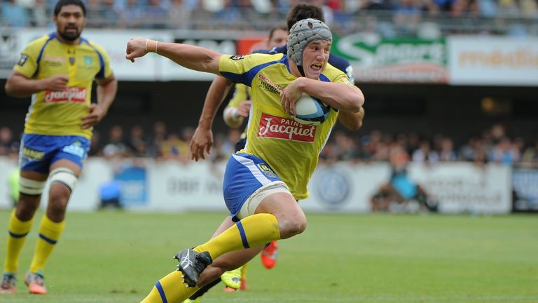 Clermont's Jonathan Davies runs with the ball