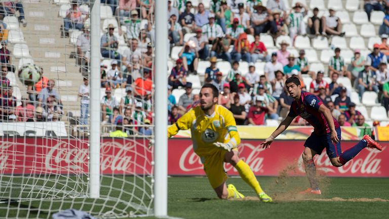  Luis Suarez (R) of FC Barcelona scores their fourth goal past goalkeeper Juan Carlos Martin (L) of Cordoba CF