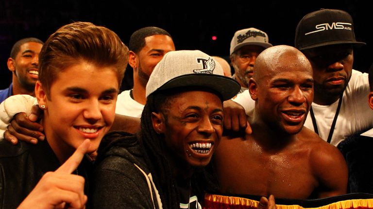 LAS VEGAS, NV - MAY 05:  Singer Justin Bieber, Rapper Lil Wayne, boxer Floyd Mayweather Jr. and rapper Curtis '50 Cent' Jackson pose after Mayweather Jr. d