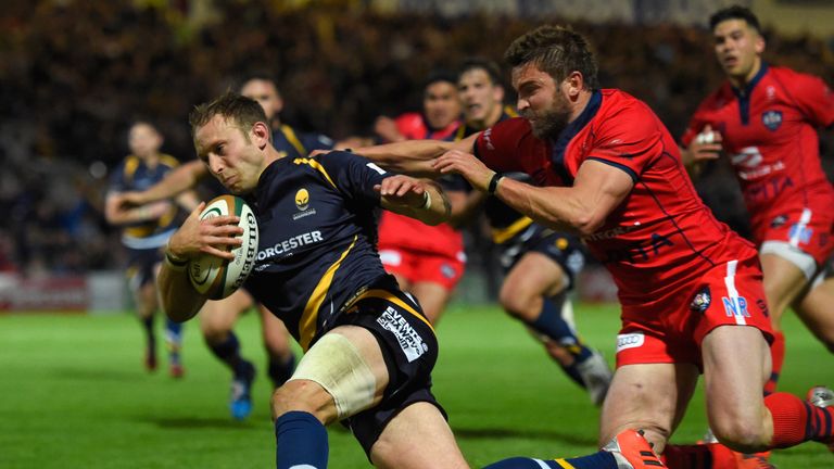Bristol's Nicky Robinson fails to stop Worcester fullback Chris Pennell.