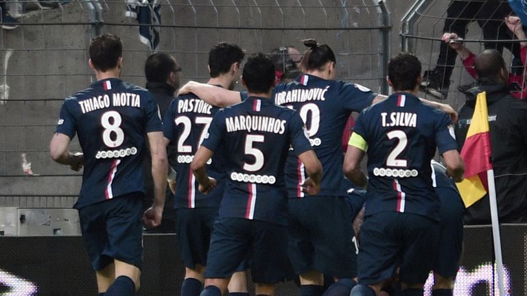 PSG's Uruguyan forward Edinson Cavani celebrates with teammates after scoring a goal during the French L1 match between Nantes and  Paris-Saint-Germain