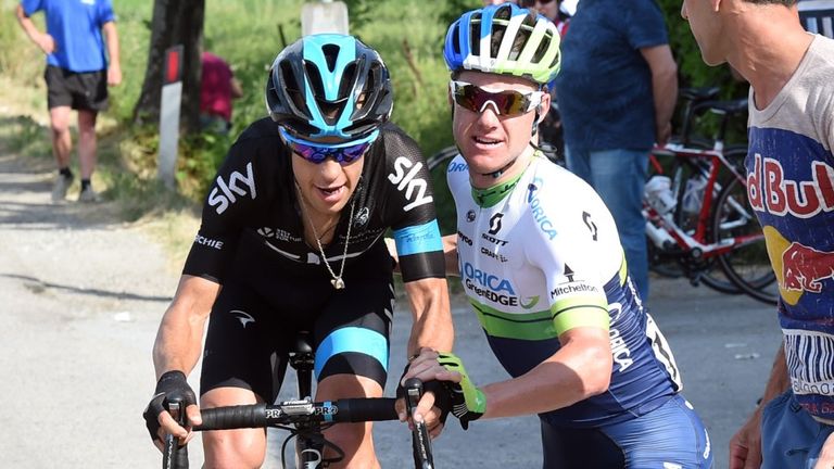 Simon Clarke helps Richie Porte after a puncture on stage ten of the 2015 Giro d'Italia