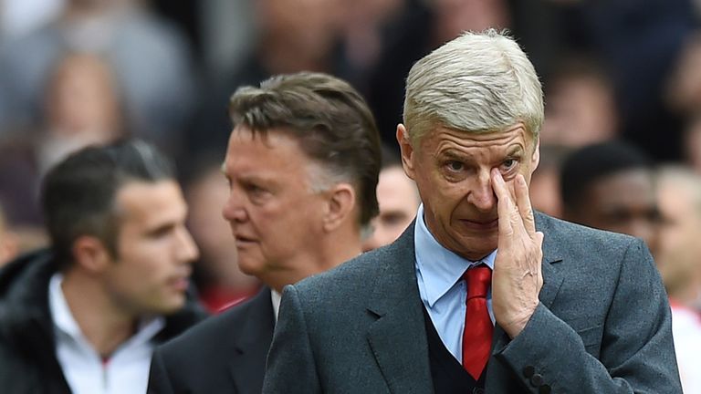 Robin van Persie, Louis van Gaal and Arsene Wenger make their way to the bench before Manchester United take on Arsenal