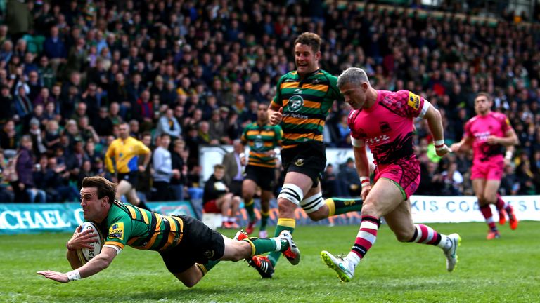 Lee Dickson scores a try against London Welsh