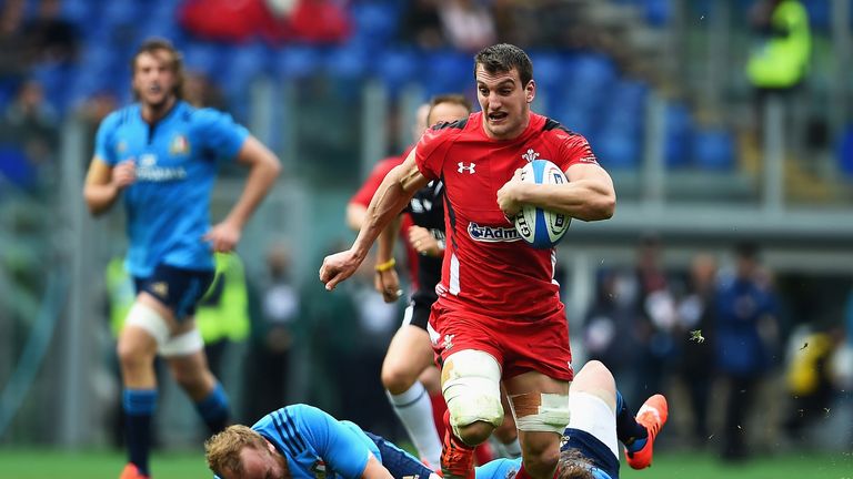 Sam Warburton breaks on the way to scoring his try against Italy
