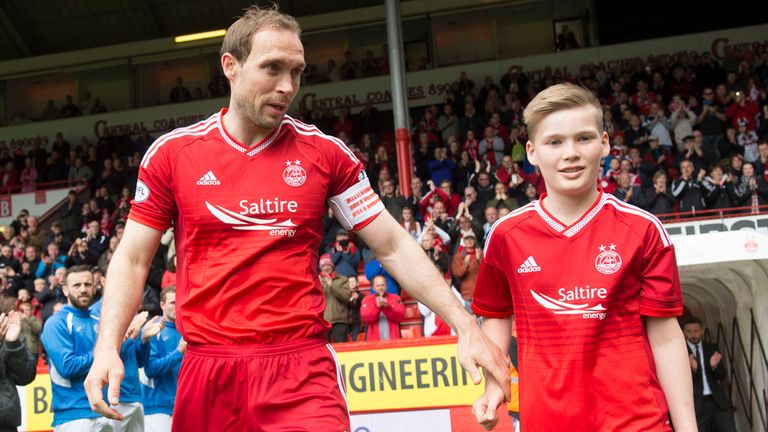 Aberdeen's Russell Anderson recieves a guard of honour as he plays his final game