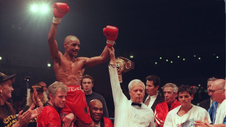 4 FEB 1995:  STEVE ROBINSON OF GREAT BRITAIN CELEBRATES ON THE SHOULDERS OF HIS TEAM AS HE IS PROCLAIMED THE WINNER AFTER BEATING DOMINGO DAMIGELLA OF ARGE