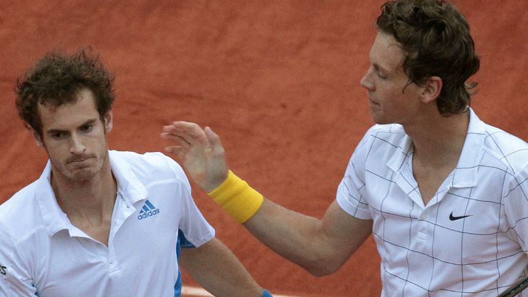 Andy Murray (L) shakes hands with Tomas Berdych following their match in the French Open 2010
