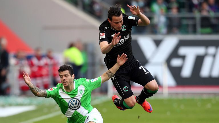 Wolfsburg's Portuguese striker Vieirinha (L) and Hanover's midfielder Edgar Prib vie for the ball during the 