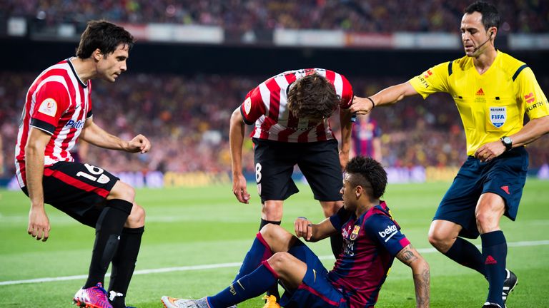 Xabier Etxeita (L) and Ander Iturraspe (C) of Athletic Bilbao take issue with Neymar during the Copa del Rey final. 