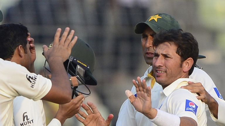 Pakistan cricketer Yasir Shah (R) celebrates with his teammates after the dismissal of the Bangladesh 