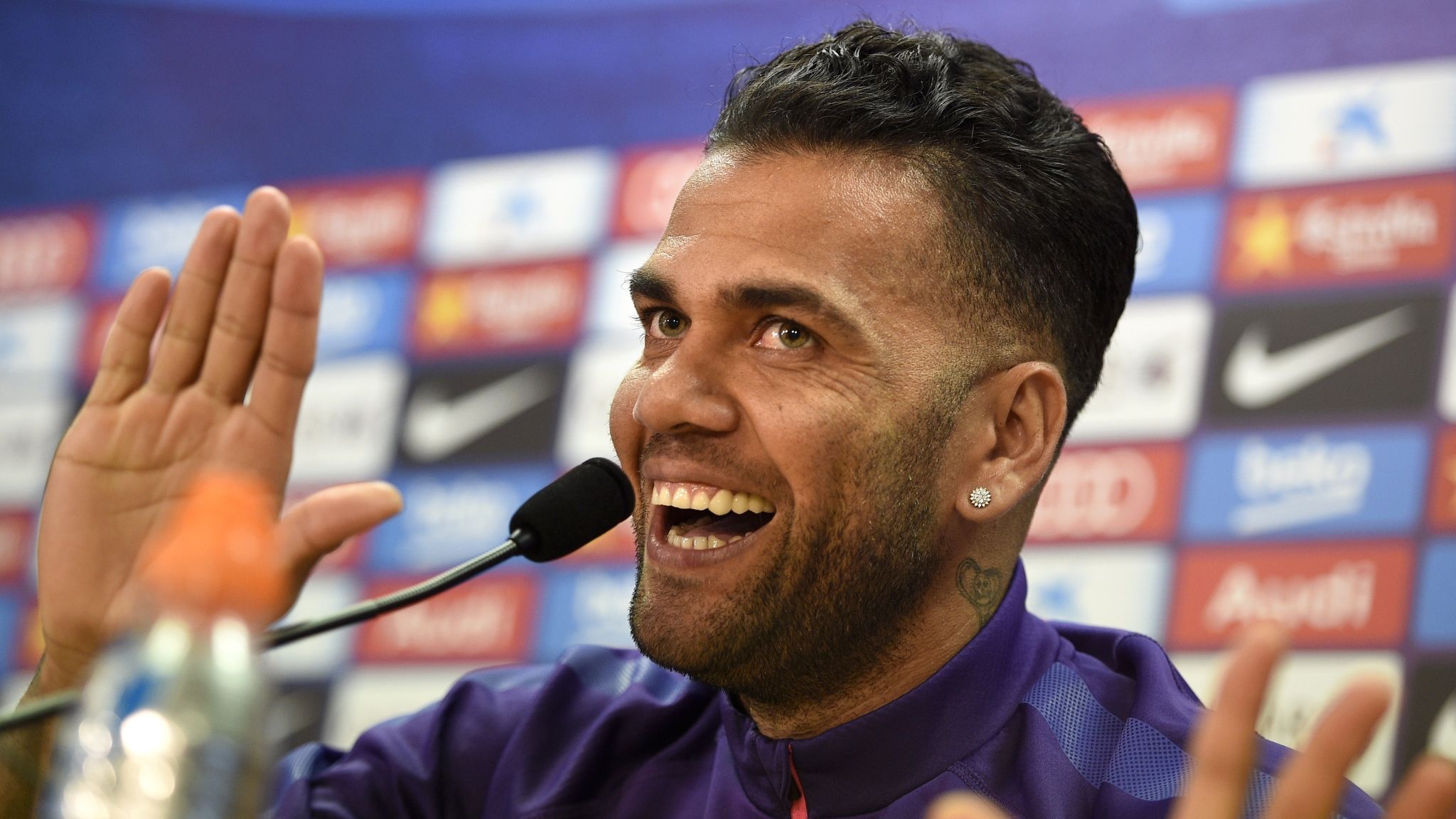 WATCH: Barcelona star Dani Alves is relaxed ahead of the Champions League  final | Football News | Sky Sports