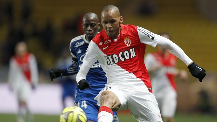Monaco's Brazilian defender Fabinho (R) vies zith Lyon's French Senegalese defender Mouhamadou Dabo