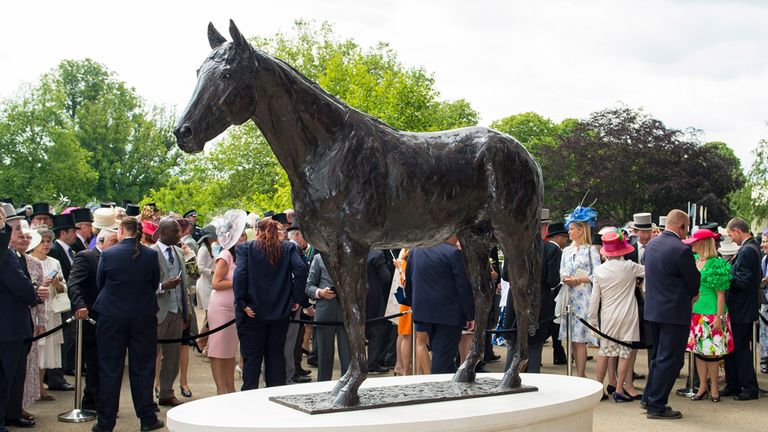 General view of the new statue of Frankel