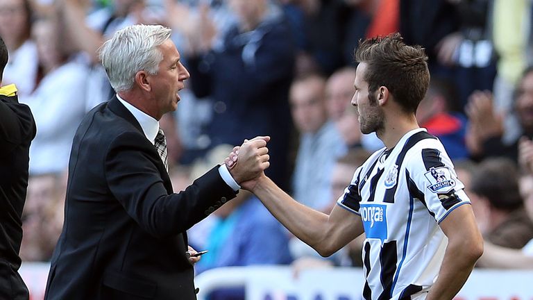 Newcastle United's English manager Alan Pardew prepares to send on Newcastle United's French midfielder Yohan Cabaye (R) during the English Premier League 