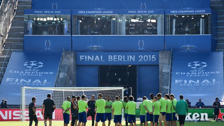Massimiliano Allegri speaks to players during a Juventus training session on the eve of the Champions League final