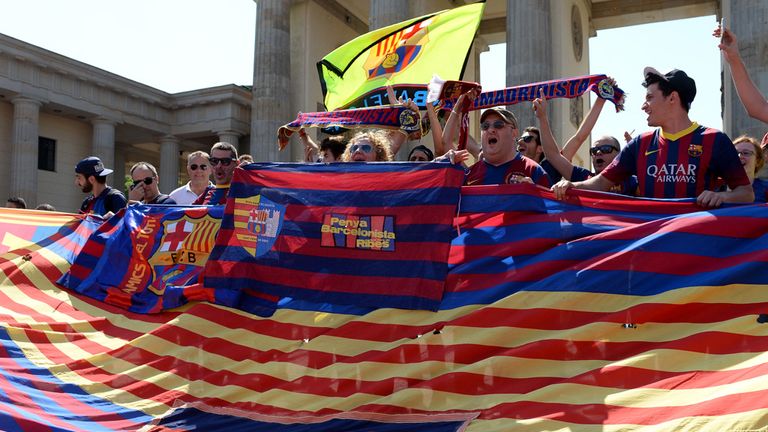 Barcelona fans enjoy the atmosphere at the Brandenburg Gate