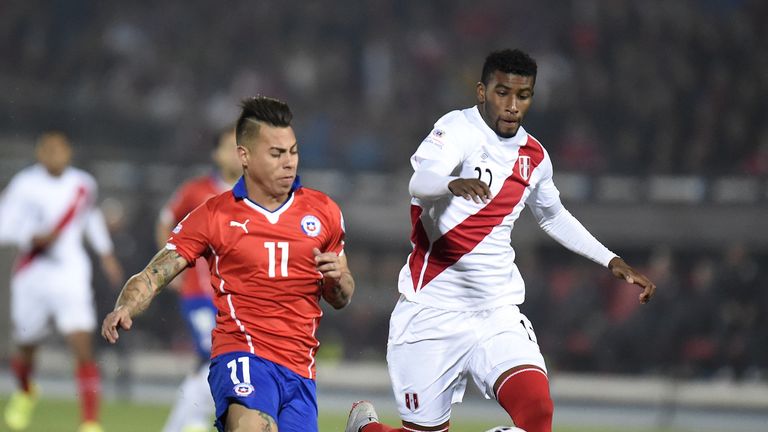 Peru's midfielder Carlos Ascues (R) vies for the ball with Chile's forward Eduardo Vargas