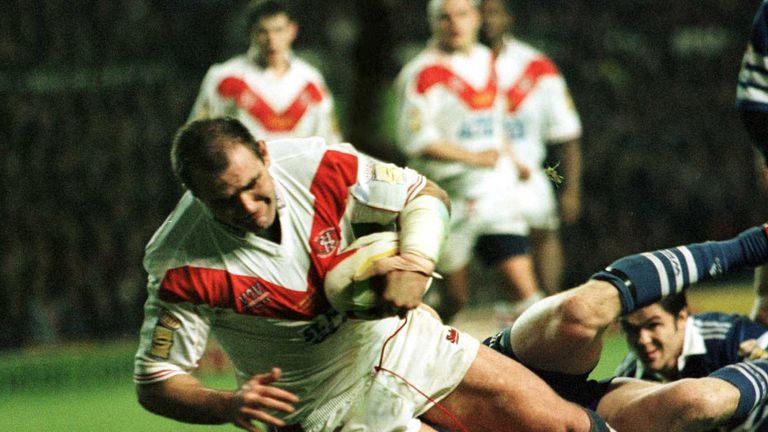 14 Oct 2000: Chris Joynt of St Helens scores the second try during the Wigan v St Helens Super League Grand Final match at Old Trafford, Manchester. Manche