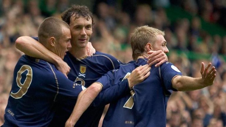 (L-R) Kenny Miller, Christian Dailly and Darren Fletcher celebrate fro Scotland 