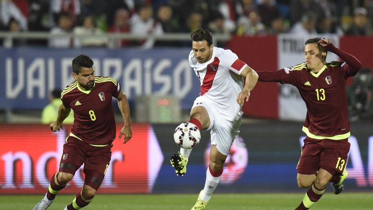 Peru's Claudio Pizarro (C) is marked by Venezuela's Tomas Rincon (L) and Luis Seijas, Peru v Venezuela, June 18 2015 