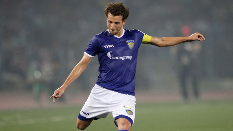 Elano in action during the 2014 Indian uper League