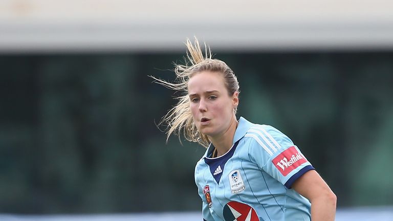 MELBOURNE, AUSTRALIA - NOVEMBER 10:  Ellyse Perry of Sydney FC controls the ball during the round one W-League match between the Melbourne Victory and Sydn