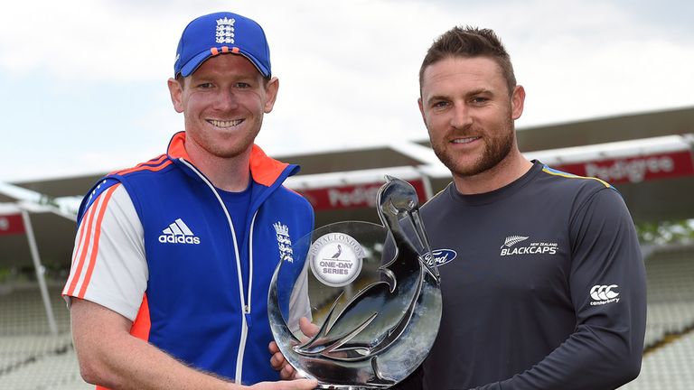 England captain Eoin Morgan (L) and New Zealand captain Brendon McCullum pose with the one-day series trophy