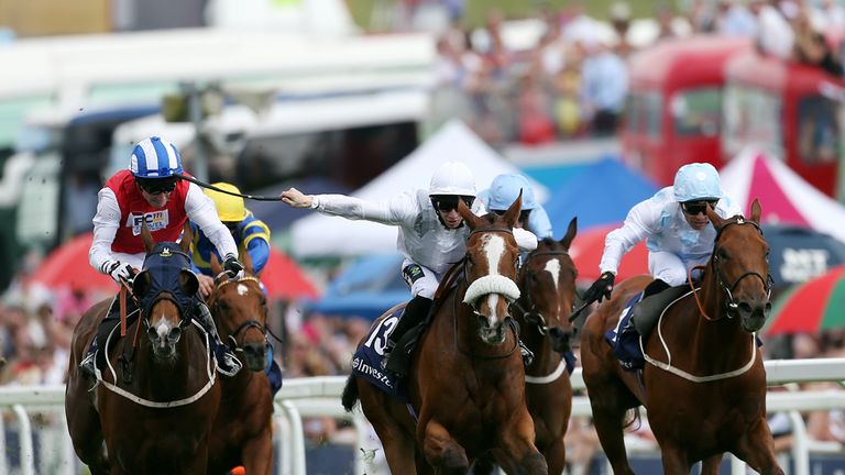 Elbereth ridden by Edward Greatrex (centre)