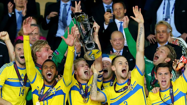 Oscar Hiljemark lifts the European U21 Championship trophy for Sweden