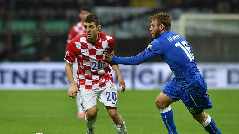 Daniele De Rossi (R) of Italy competes with Mateo Kovacic of Croatia during the EURO 2016 Group H Qualifier match