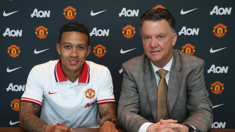 Memphis Depay poses with Manchester United boss Louis van Gaal.