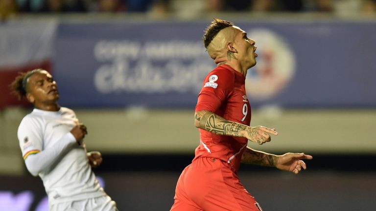 Peru's forward Paolo Guerrero (R) celebrates after scoring his second goal against Bolivia