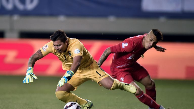 Peru's forward Paolo Guerrero (R) vies with Bolivia's goalkeeper Romel Quinonez during their 2015 Copa America match