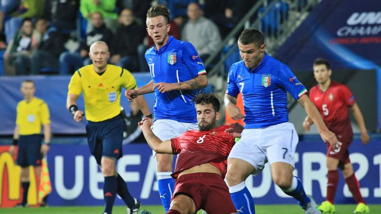 Portugal's midfielder Sergio Oliveira (C) vies with Italy's forward Frederico Bernardeschi (L)