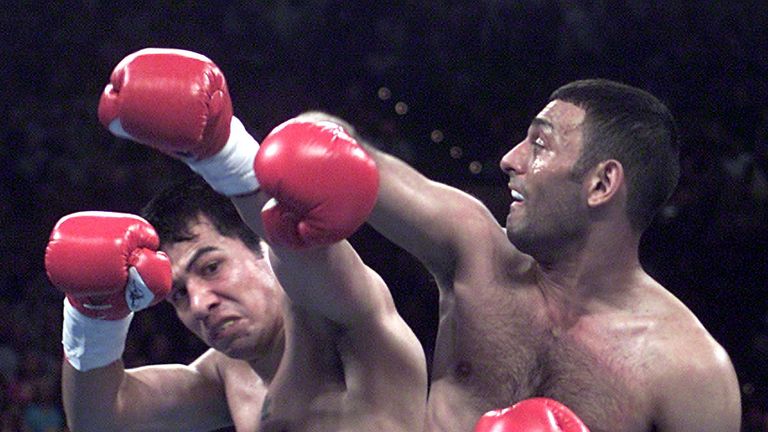 LAS VEGAS, :  Two-time world champion Marco Antonio Barrera (L) from Mexico and three-time world champion Prince Naseem Hamed (R) of England mix it up duri