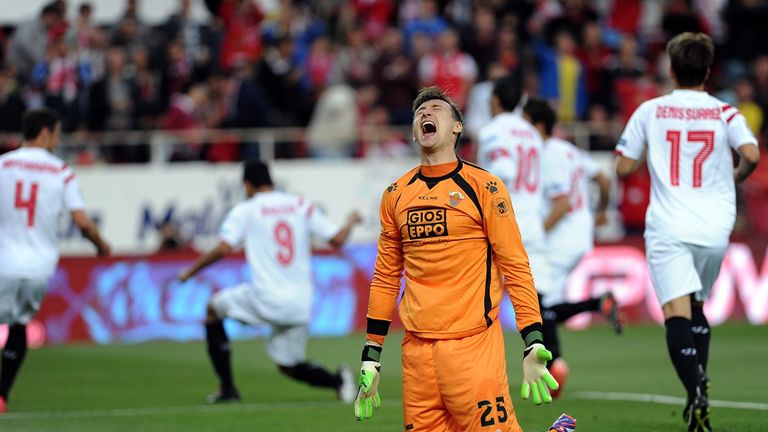 Elche's goalkeeper Przemyslav Tyton (C)