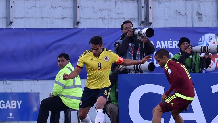 Colombia's forward Radamel Falcao (L) vies for the ball with Venezuelan Ronald Vargas (R) 