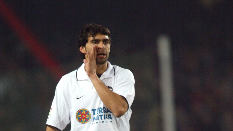 JANUARY 18, 2003:  Roberto Ayala of Valencia in action during the Primera Liga match between Barcelona and Valencia, played at the Nou Camp, Barcelona